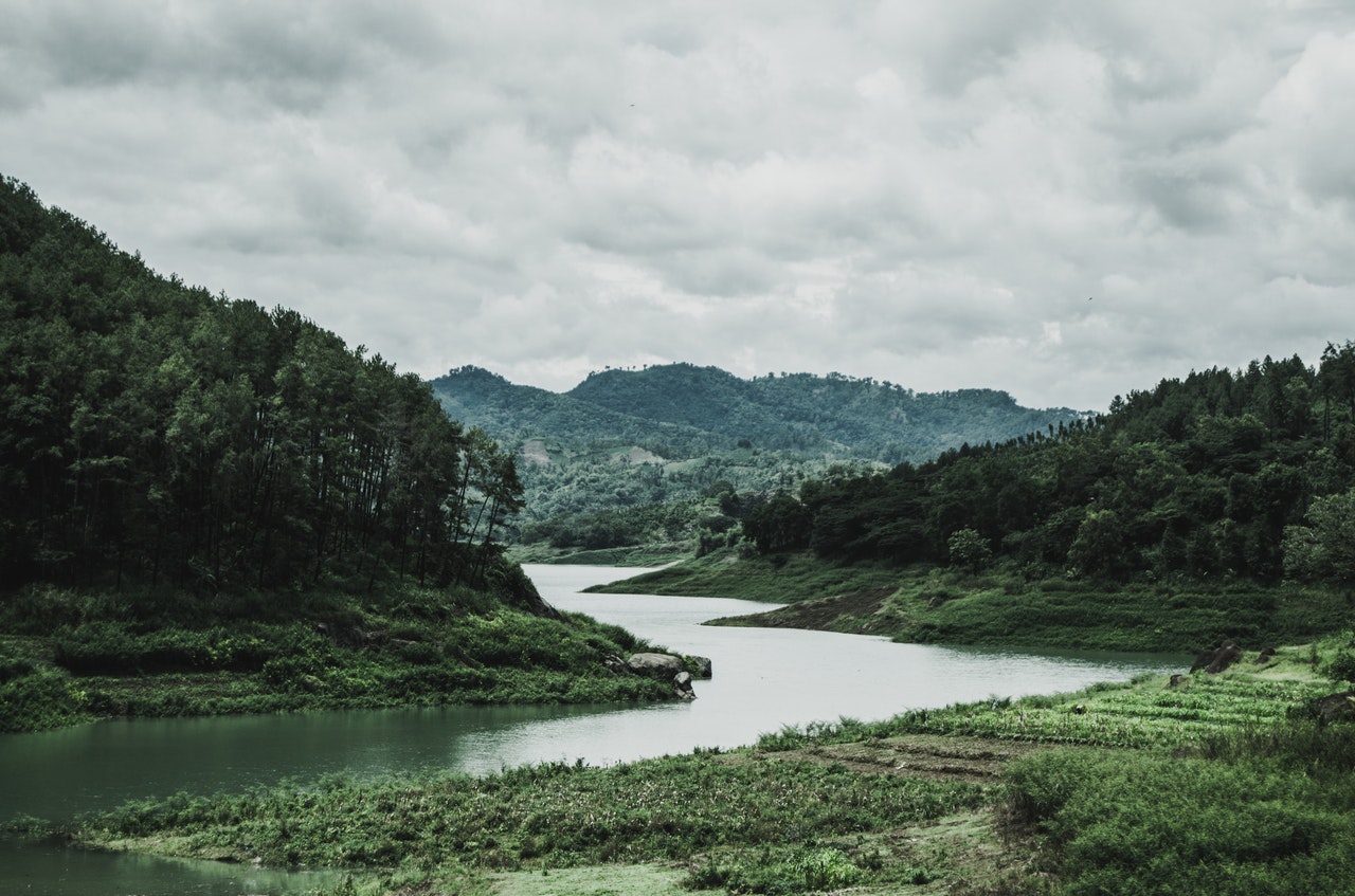Río entre montañas verdes