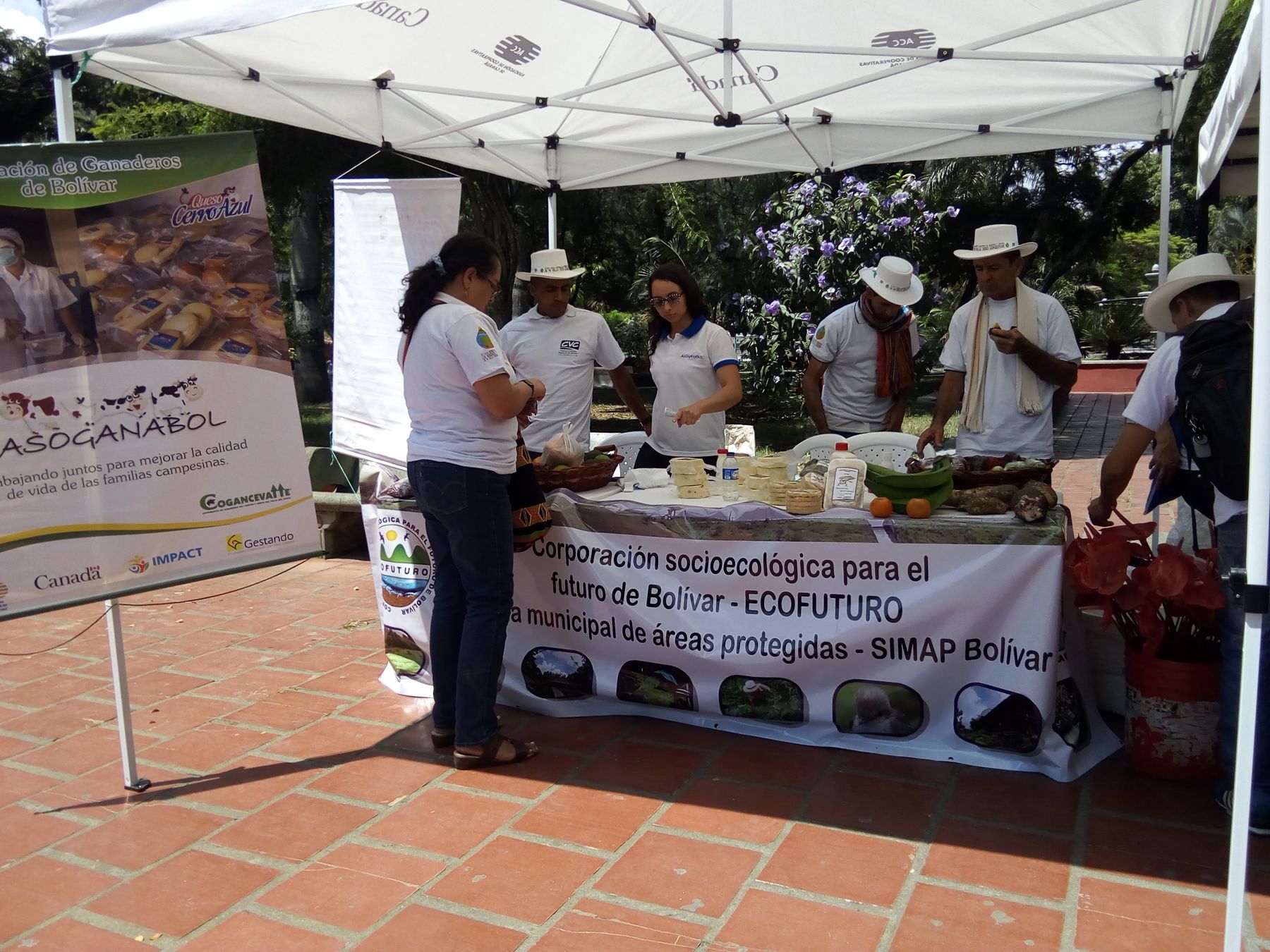 Ecofuturo y el SIMAP Bolívar en una feria de productores