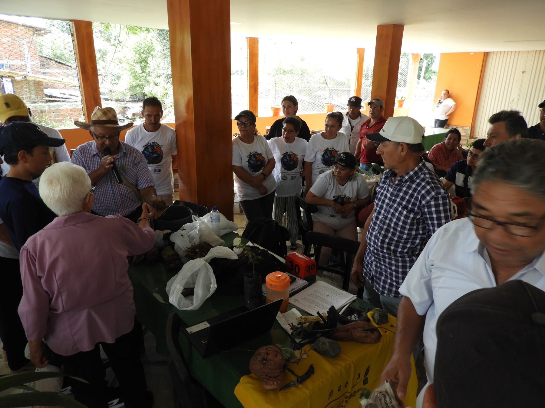 Encuentro de intercambio de semillas en la cuenca Pescador