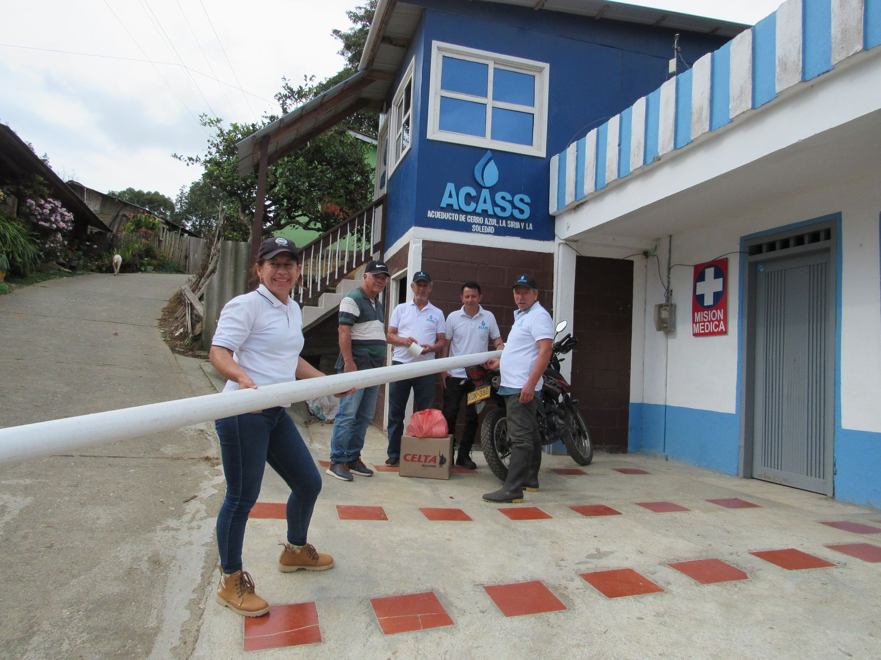 La junta del acueducto ACASS recibiendo tubería nueva