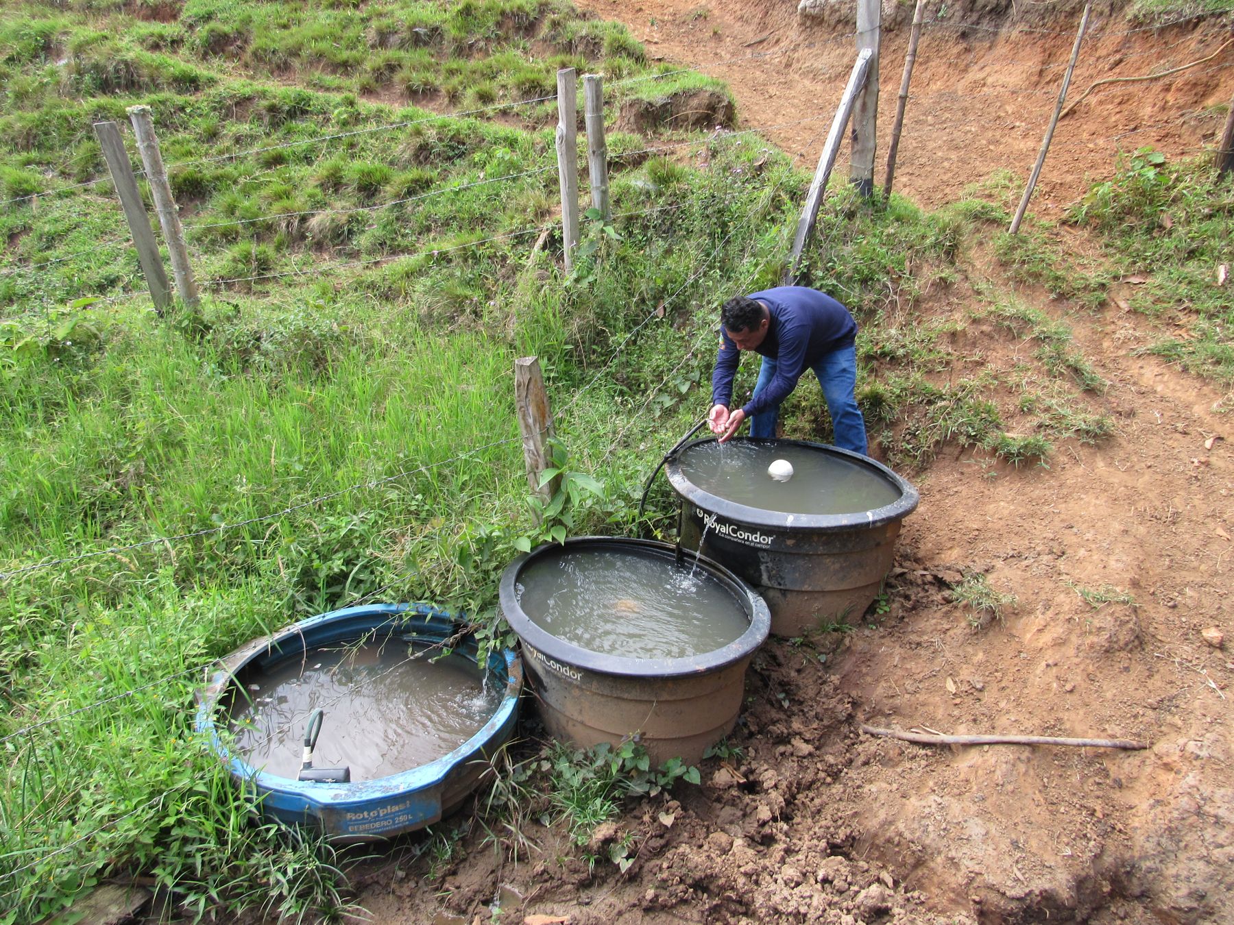 Bebederos que llevan el agua al ganado lejos de la quebrada