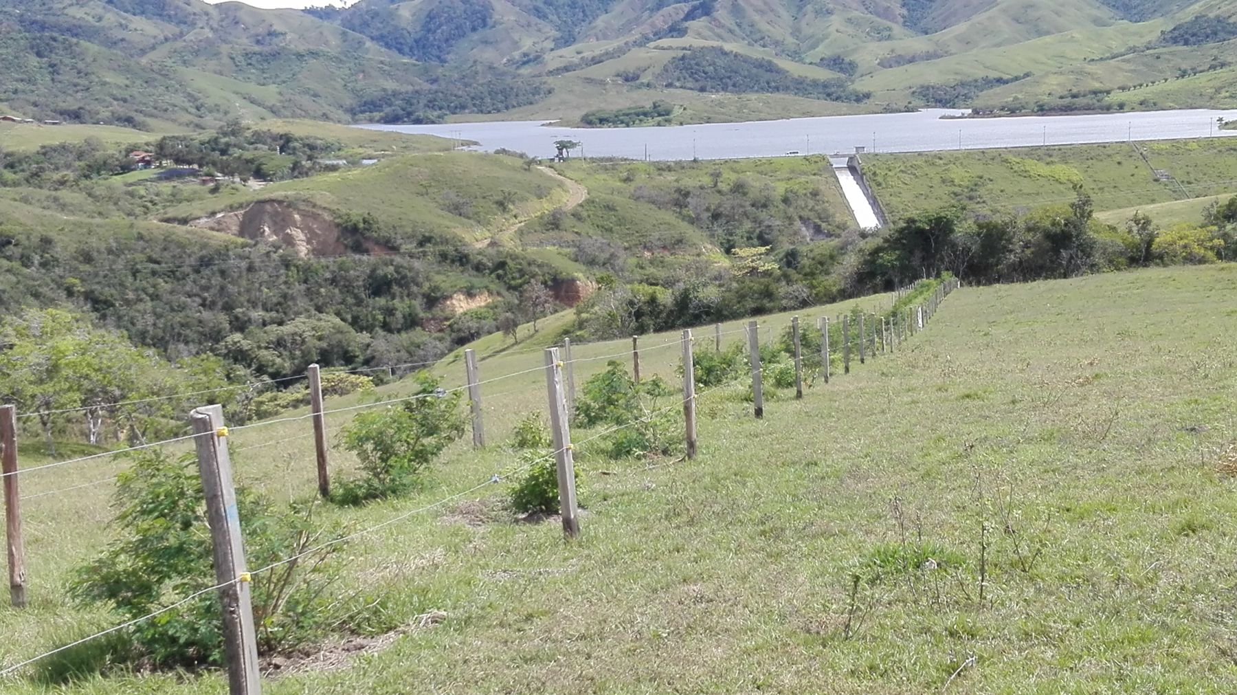 Aislamiento de protección con el embalse Guacas al fondo