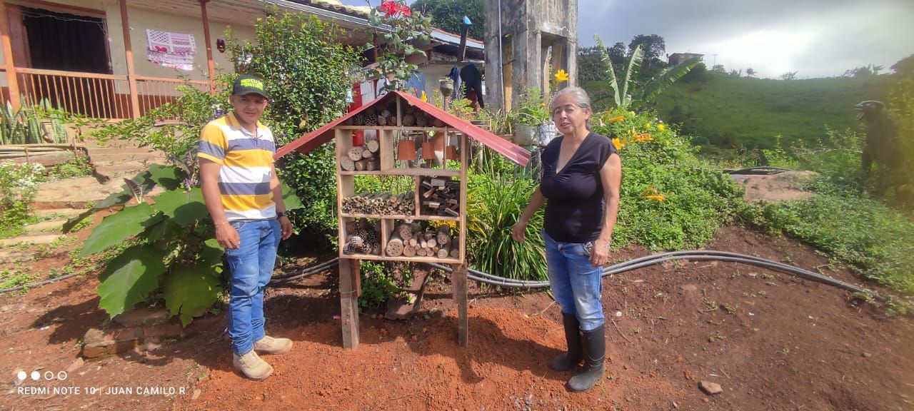 Hotel para insectos polinizadores en una finca